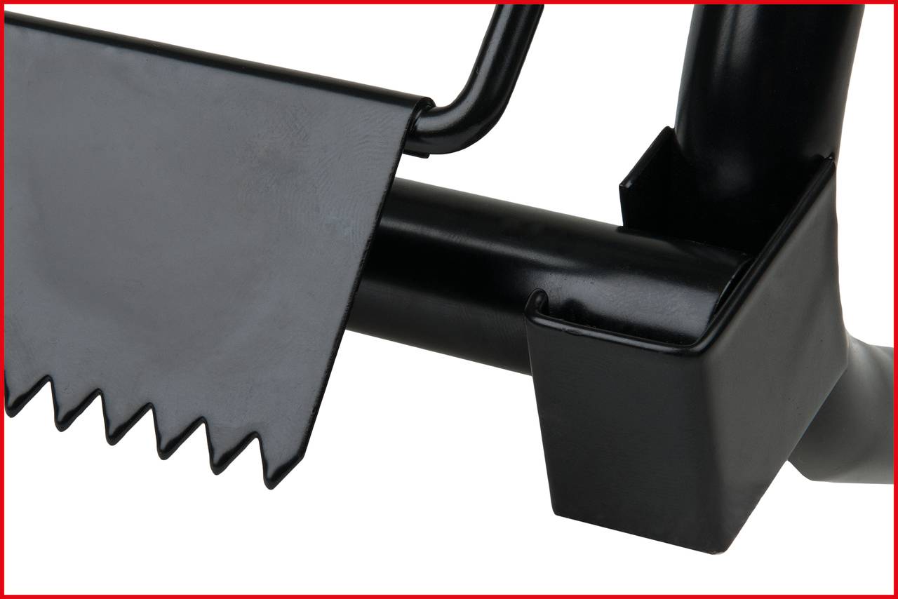 Ein schwarzes Metallwerkzeug mit gezackter Kante und rechteckigem Haken. Das Werkzeug scheint robust und funktional zu sein.