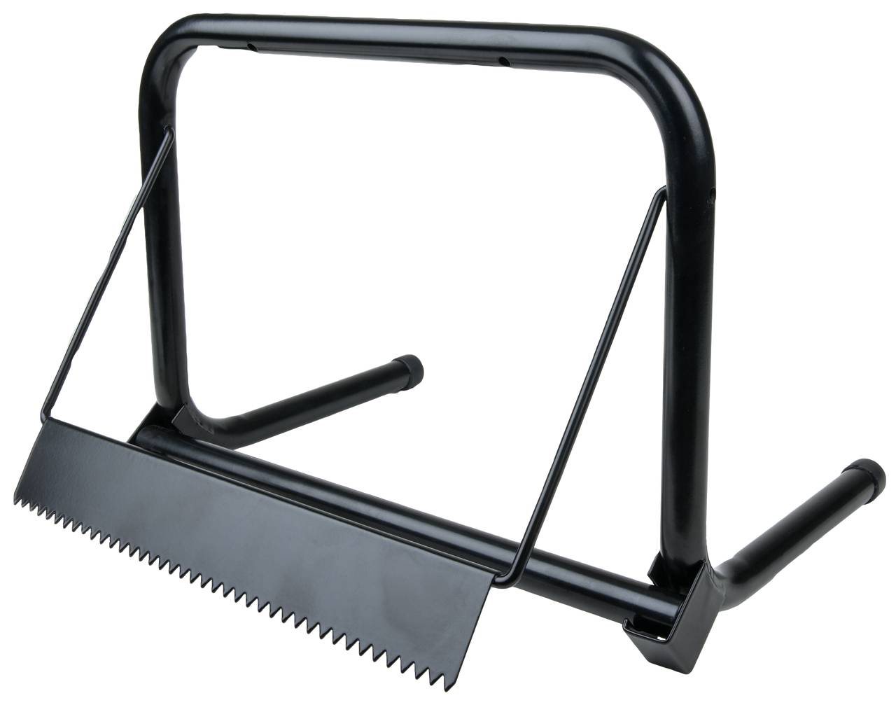 Ein schwarzes Metallgerät zum Halten von Holzscheiten beim Sägen. Es hat eine gezackte Kante und zwei ausklappbare Stützen.