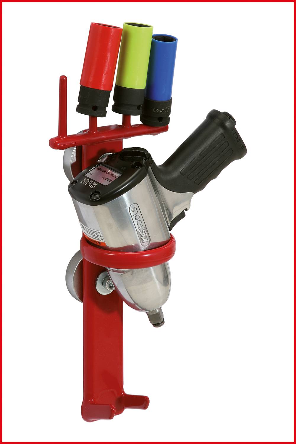 Eine elektrische Werkzeugpistole in einem roten Halter, mit drei farbigen Stecknüssen oben: rot, blau und grün.