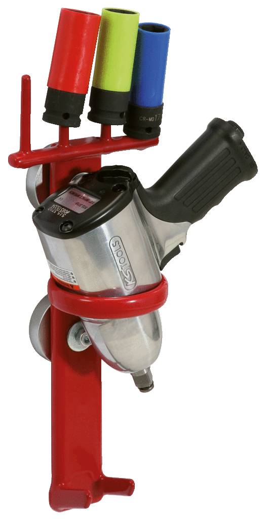 Druckluft-Schlagschrauber mit ergonomischem Griff, montiert auf einer roten Halterung. Drei farbige Steckaufsätze sind oben angebracht.