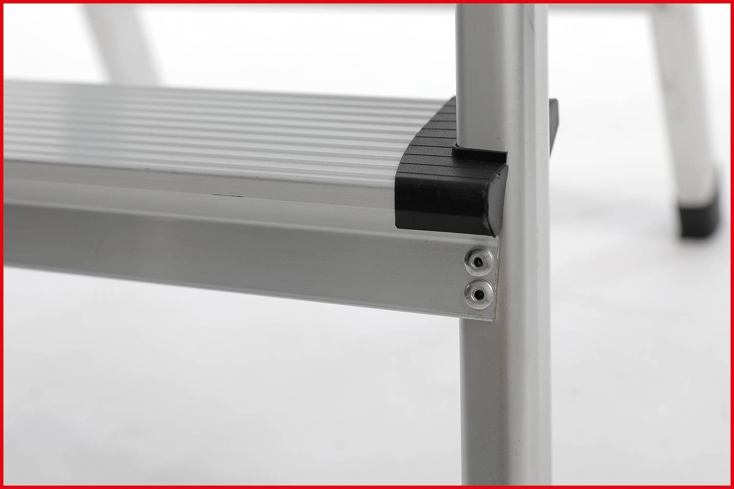 Eine Nahaufnahme eines Aluminium-Trittbretts mit rutschfesten Gummiecken. Das Bild zeigt die Stabilität und Sicherheit des Designs.