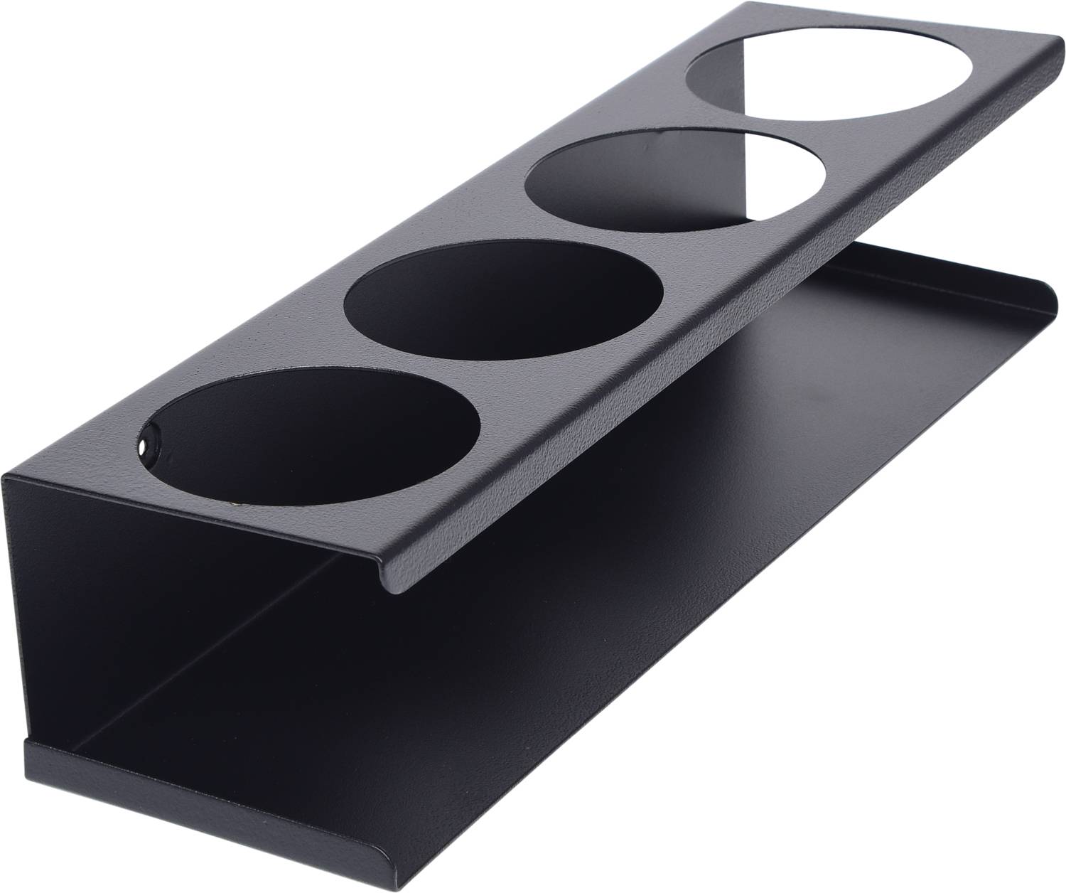 Ein schwarzer, schräger Halter mit vier runden Öffnungen, geeignet zum Aufstellen von Flaschen oder Bechern.