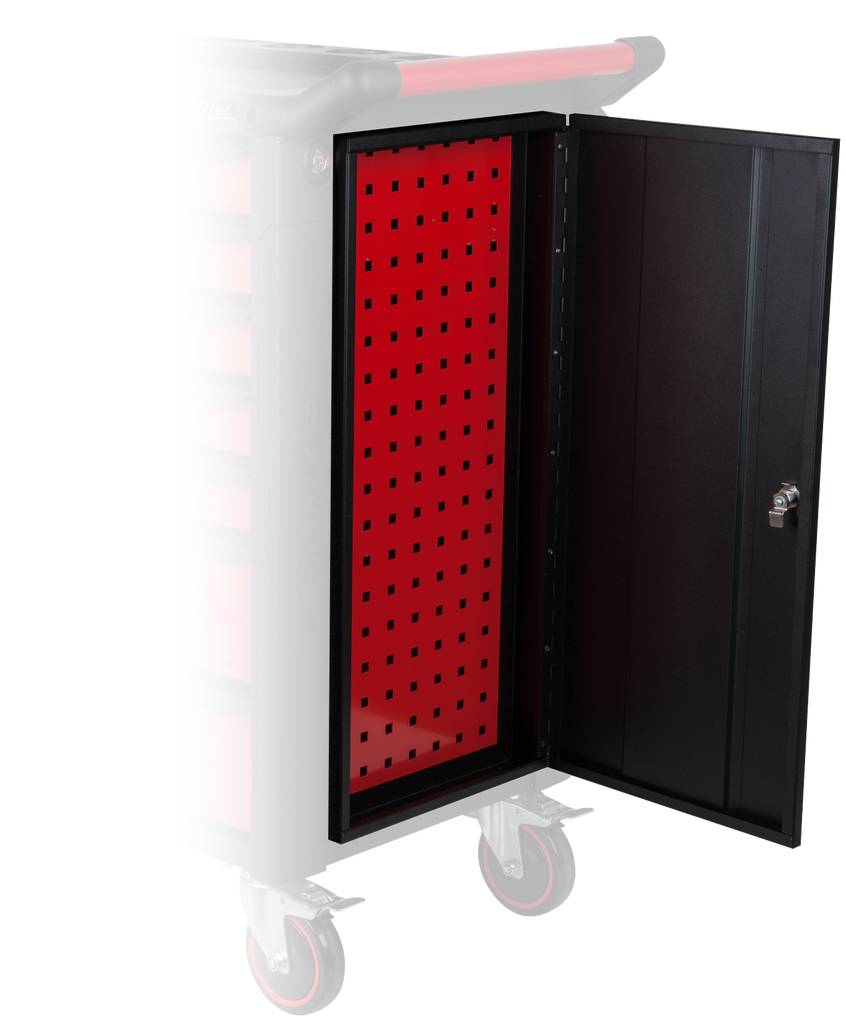 Roter Werkzeugwagen mit geöffnetem Seitenschrank, schwarzer Lochwand und verriegelbarem Türgriff, auf Gummirollen für Mobilität.