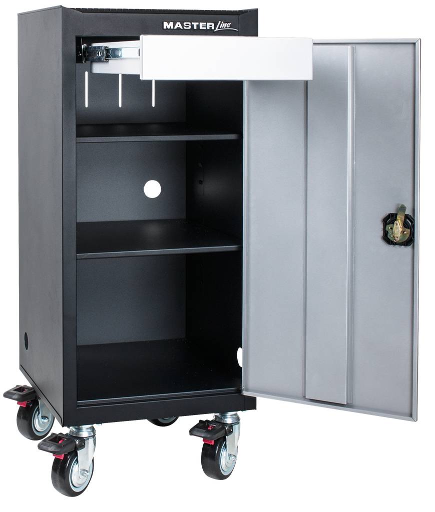 Schwarzer Werkzeugschrank auf Rollen mit offenem Metalltür. Zwei Regalböden und ein oberes Fach mit drei Hakenleisten sichtbar.
