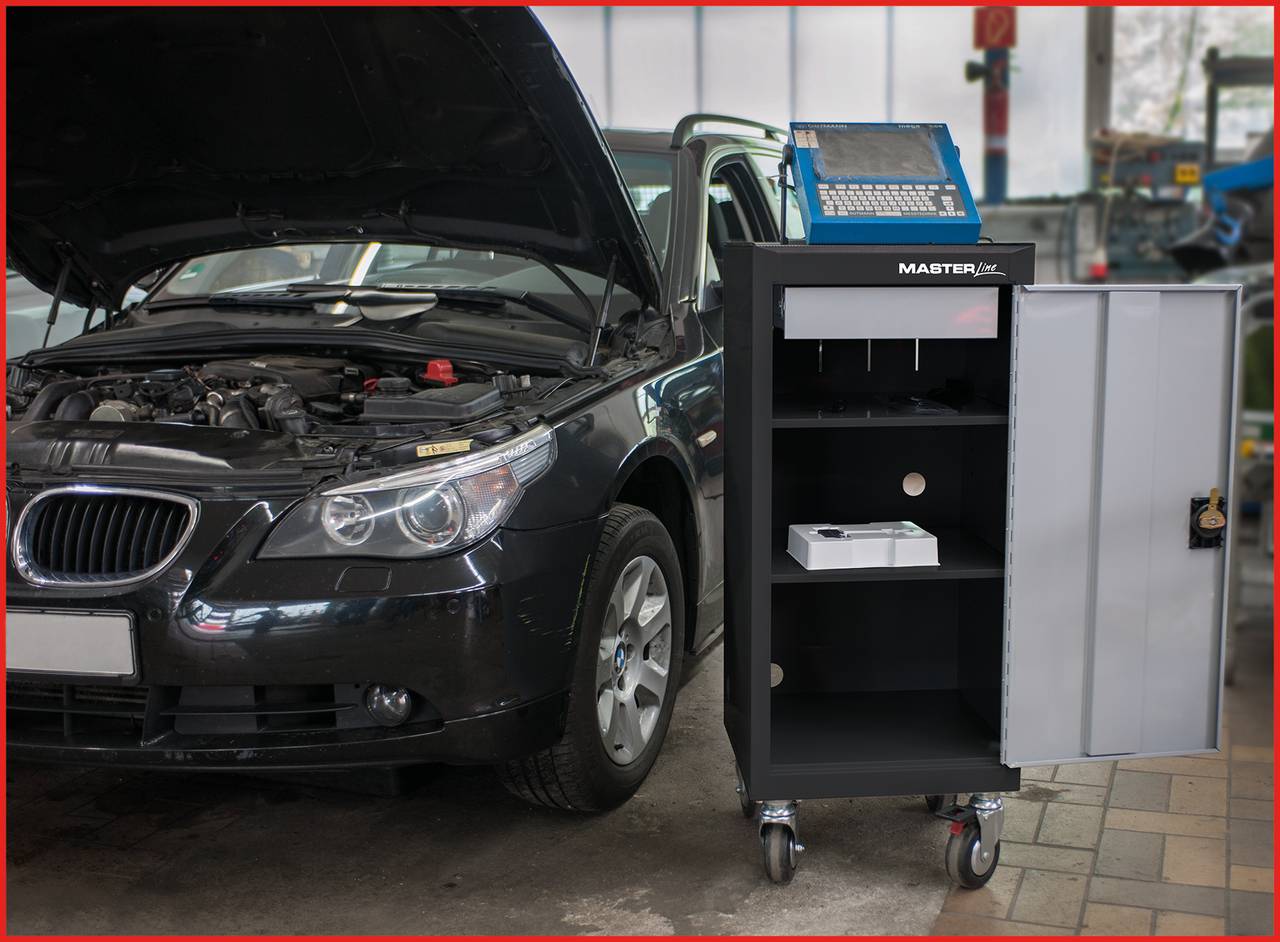 Auto mit geöffneter Motorhaube in Werkstatt; daneben ein Werkzeugwagen mit Computer.