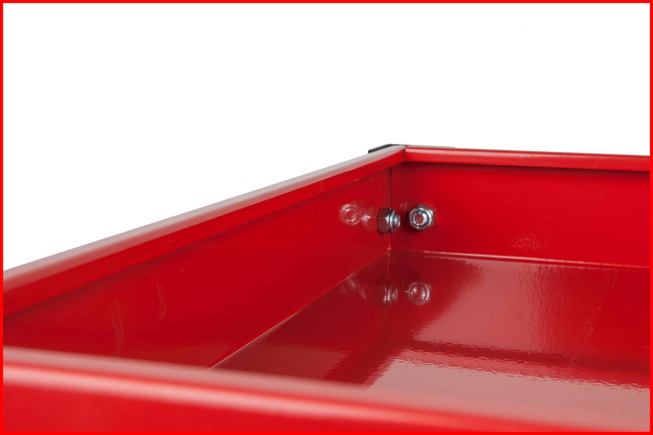 Rote Metallkante eines industriellen Behälters oder Regals, die robust und glänzend wirkt.