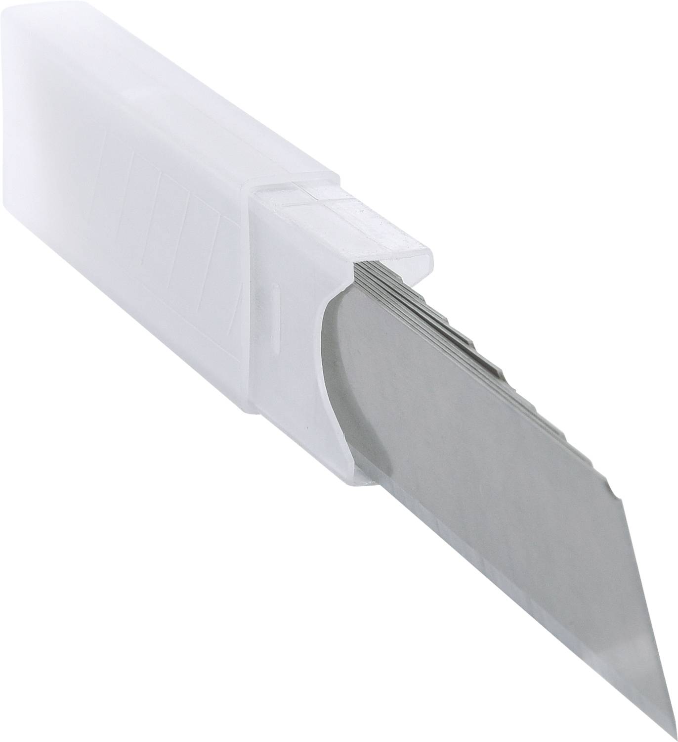 Eine weiße Plastikbox mit mehreren Ersatzklingen für ein Skalpell. Die Klingen sind gestapelt und teils sichtbar.