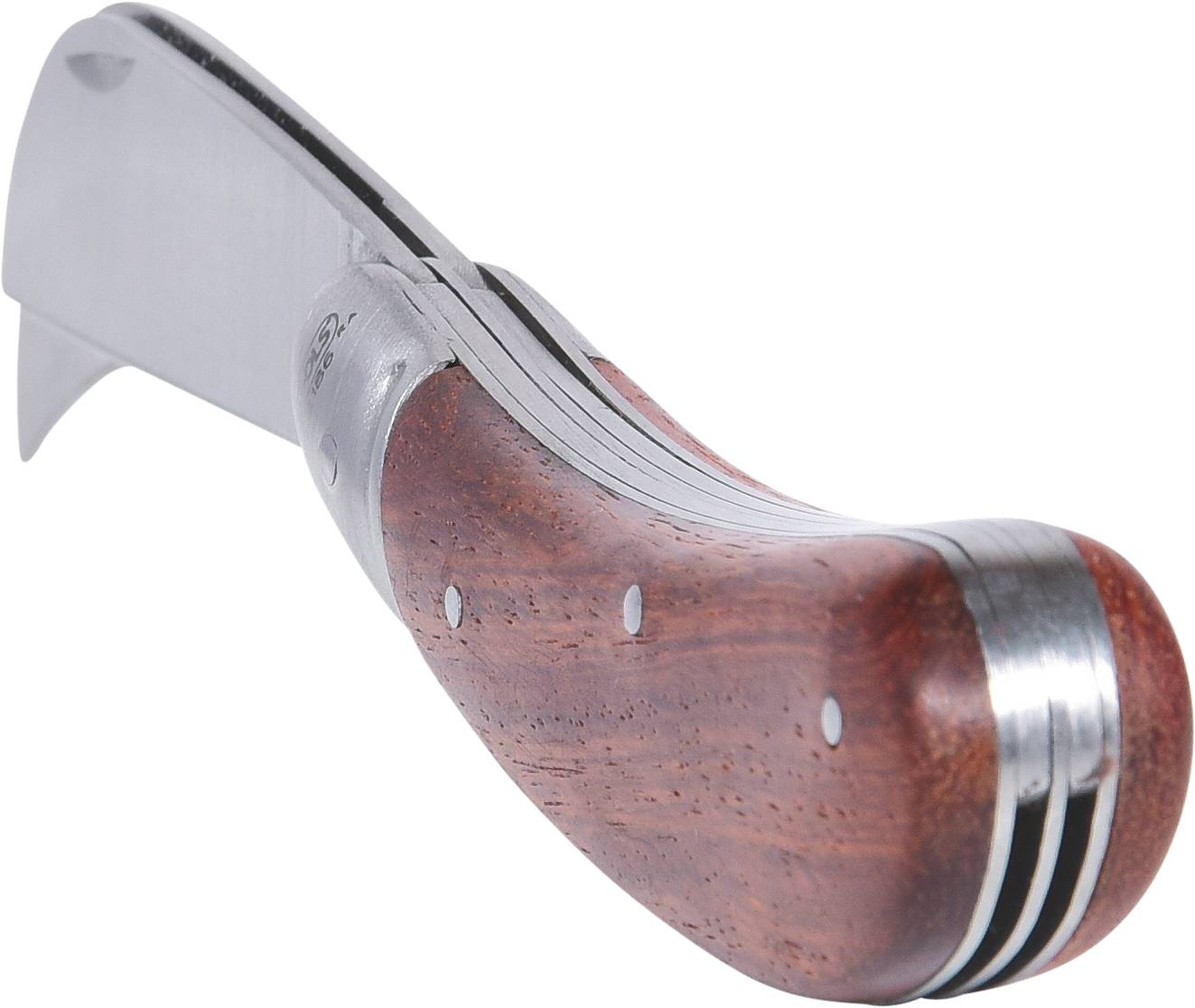 Ein gebogenes Esskastanienmesser mit Holzgriff und silbernen Details, primär für das Schnitzen von Holz konzipiert.