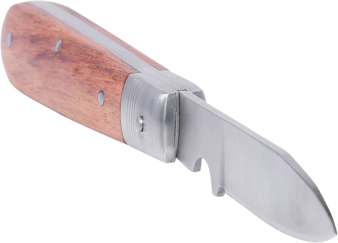 Taschenmesser mit Holzgriff und ausgeklappter Klinge, auf weißem Hintergrund.