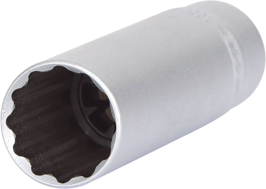 Ein silberner Steckschlüsselaufsatz in zylindrischer Form, verwendet zum Anziehen oder Lösen von Muttern und Schrauben.