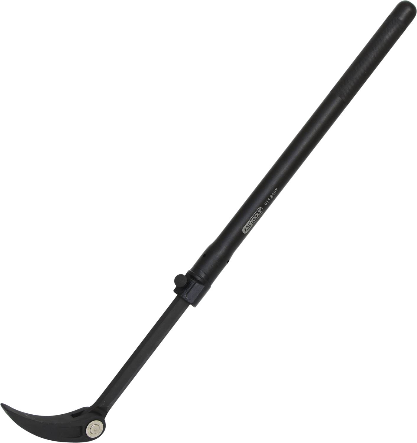 Ein schwarzes Werkzeug mit langem Griff und gebogener Klinge, verwendet zum Unkrautjäten oder Schneiden von Pflanzen.