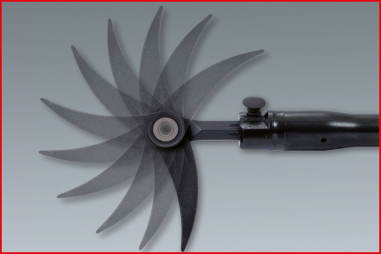 Schwarz-graues Zahnmedizininstrument mit rotierender Turbine auf grauem Hintergrund.