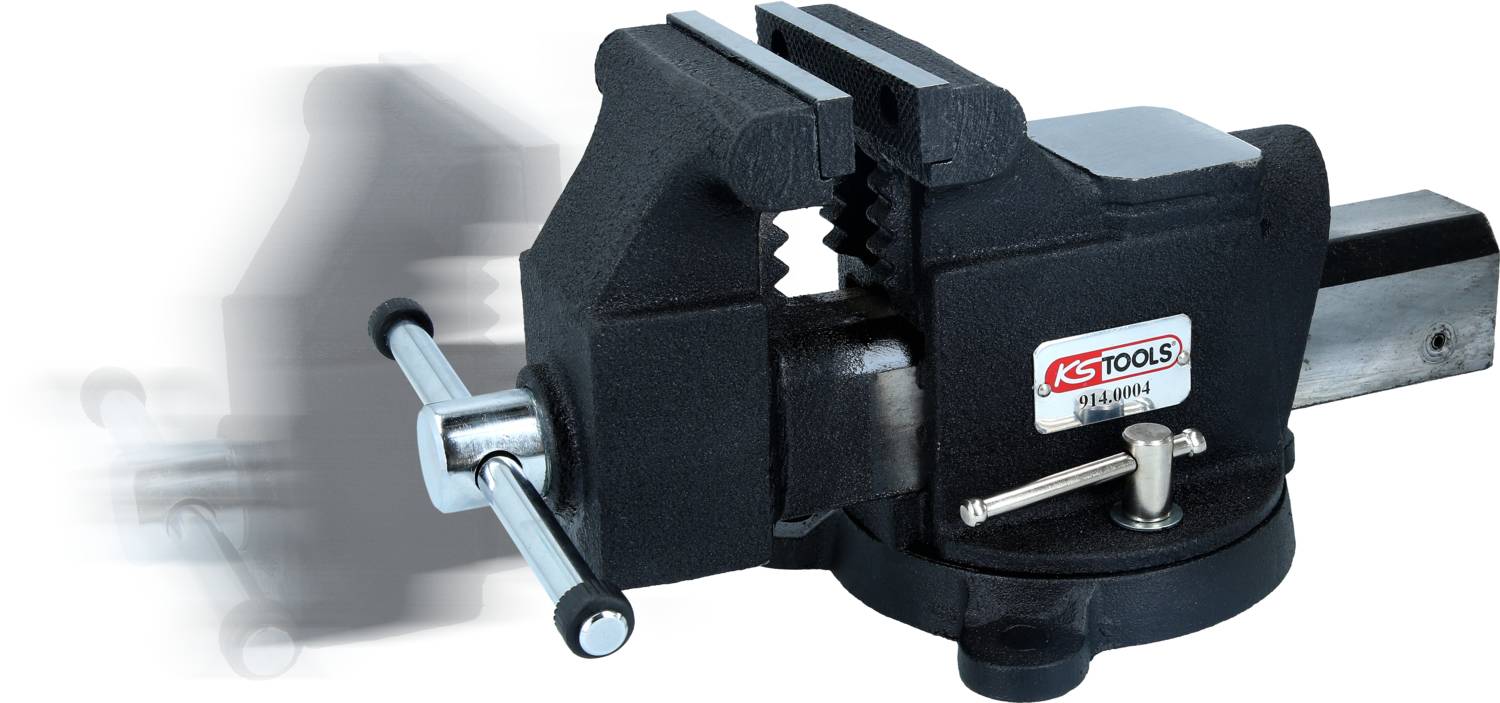 Ein schwerer Schraubstock aus Metall mit einer robusten Zwinge und Kurbelgriff, teils unscharf, zeigt Bewegungsunschärfe.