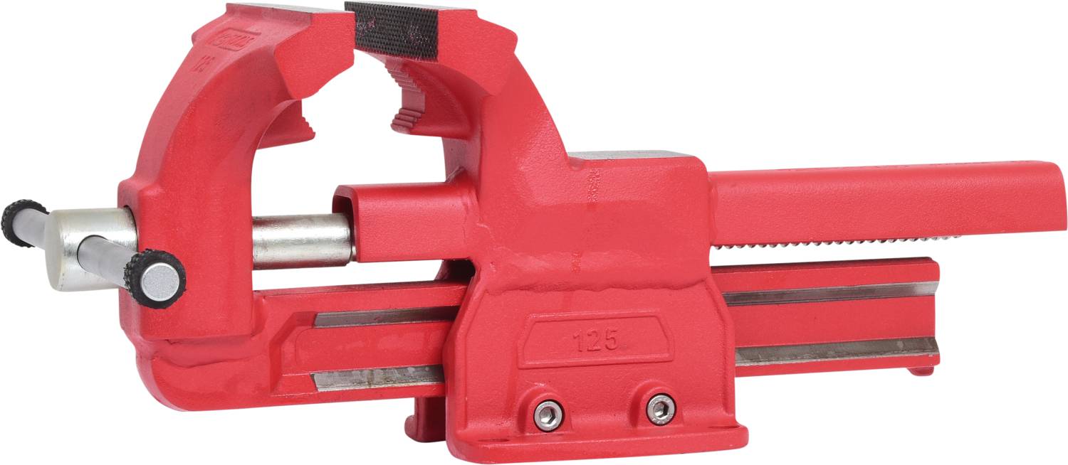 Ein roter Schraubstock, der auf einer Werkbank montiert ist. Er hat eine breite, gezahnte Klemmfläche für das Fixieren von Werkstücken.