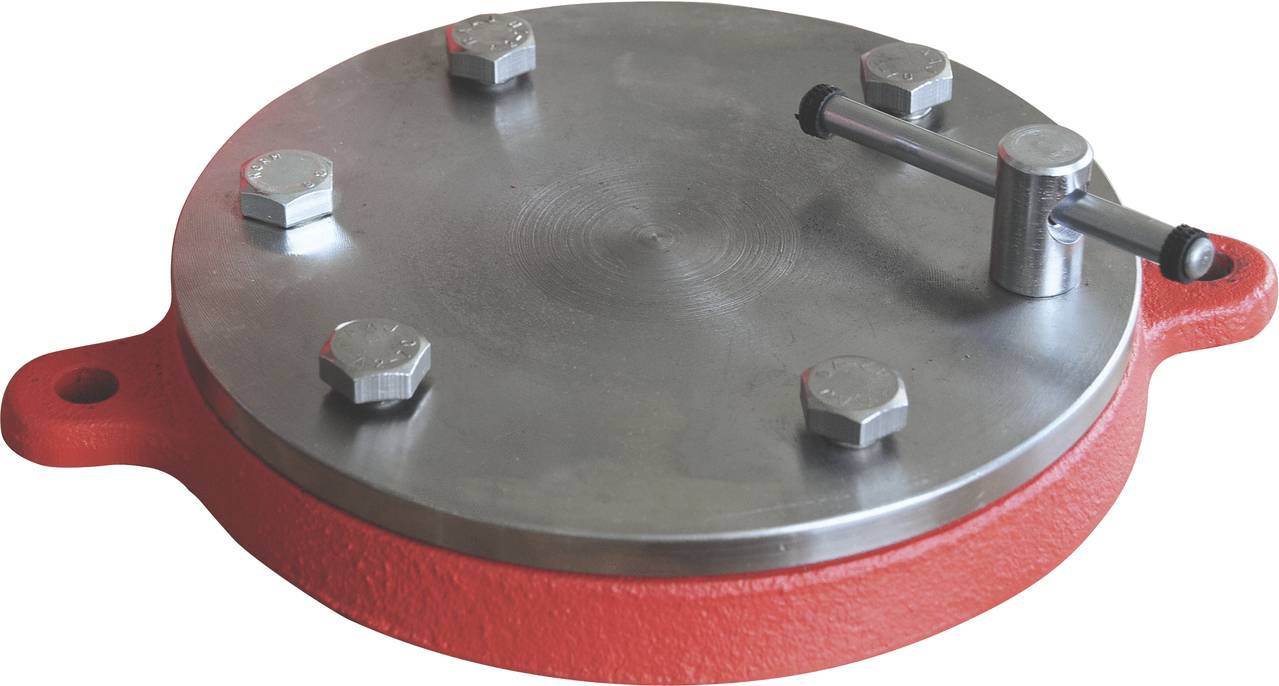 Ein runder, roter Metallverschlussteller mit einem silbernen Deckel, der von sechs Schrauben gesichert ist. Auf dem Deckel befindet sich ein querliegender Hebel.