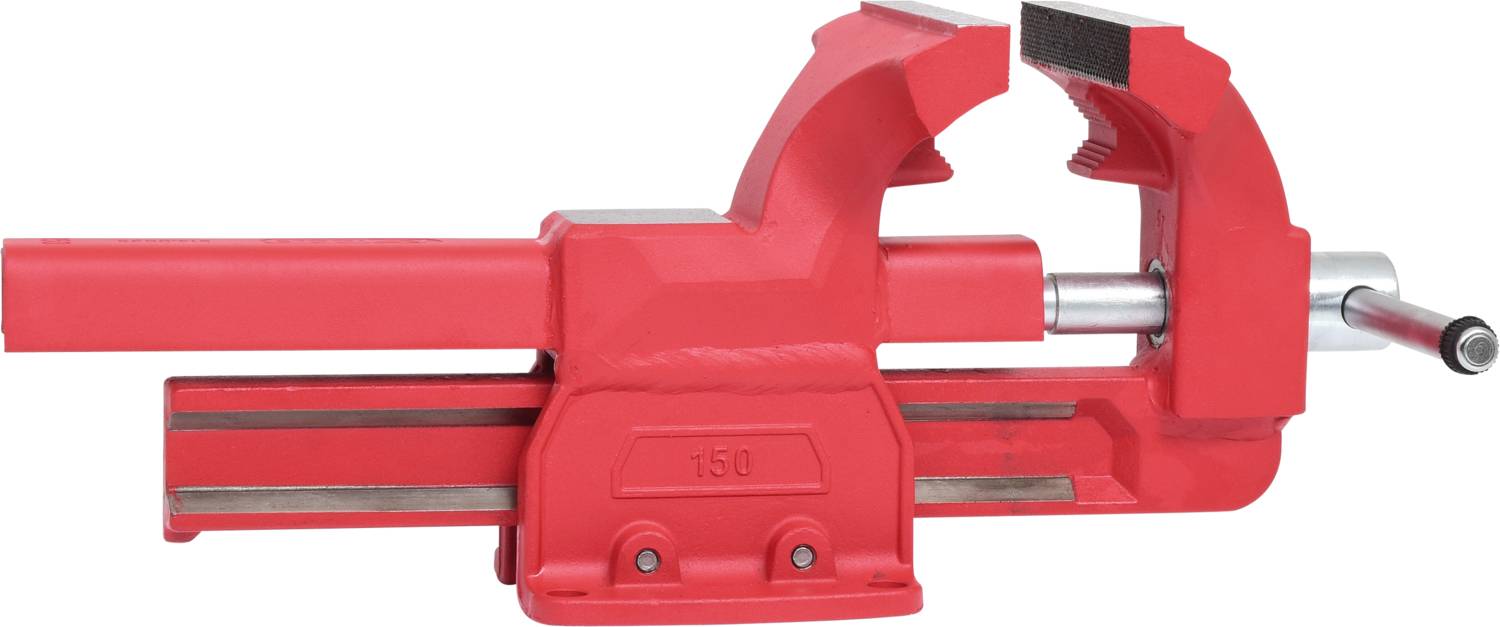 Ein roter Schraubstock aus Metall, montiert auf einer Arbeitsfläche. Der Schraubstock hat eine breite Backe und wird manuell verstellt.