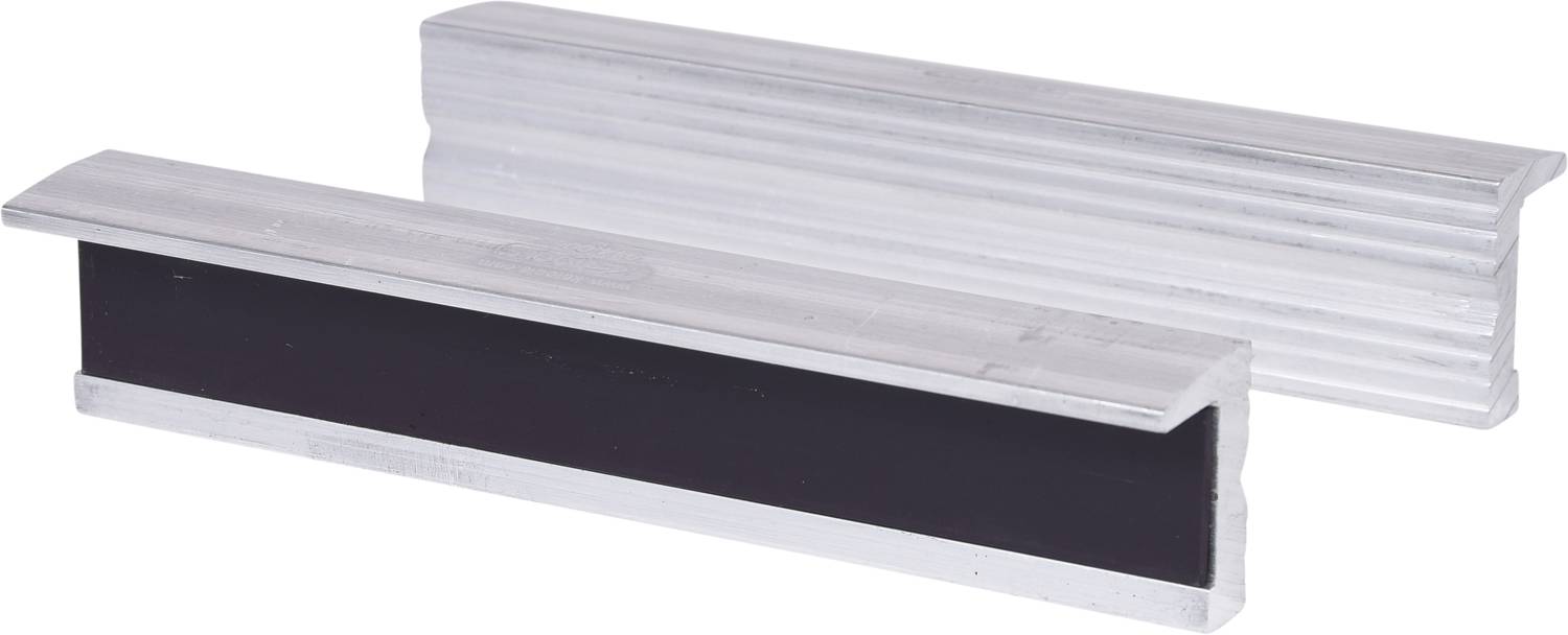 Zwei rechteckige Metallteile aus Aluminium, eins mit einer schwarzen Gummieinlage, liegen aufeinander, vermutlich Teile einer Werkzeugmaschine.