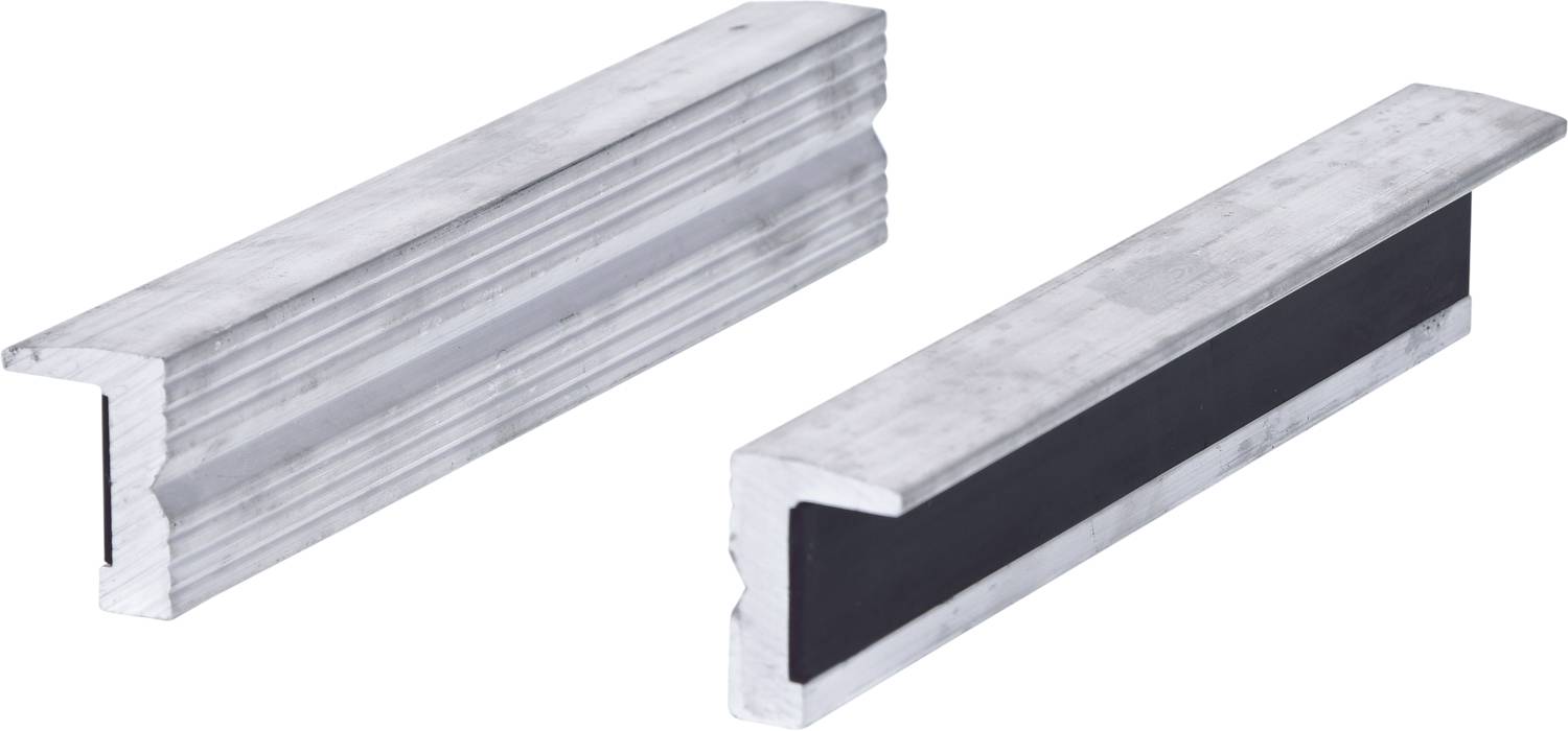 Zwei silberne Metallprofile mit unterschiedlichen Querschnitten liegen nebeneinander. Das linke Profil hat eine gerillte Oberfläche.