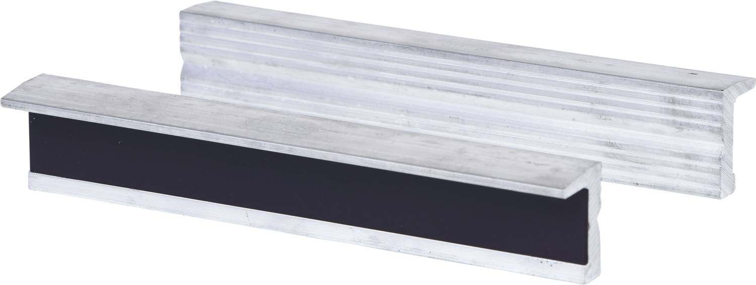 Zwei Metallprofile mit unterschiedlichen Oberflächenstrukturen liegen nebeneinander. Eines hat glatte, das andere geriffelte Kanten.