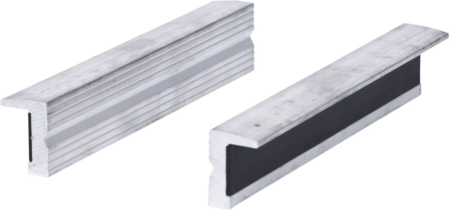 Zwei metallische Schutzbacken mit Gummiflächen zur sicheren Fixierung von Werkstücken in einem Schraubstock.