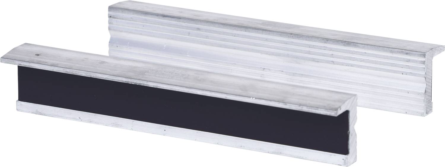 Zwei metallische Schienen, eine mit schwarzer Gummieinlage, nebeneinander liegend, auf weißem Hintergrund.