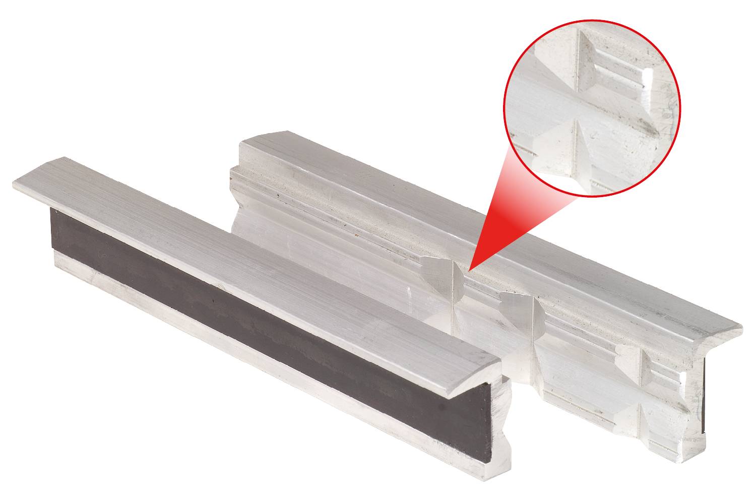 Aluminiumprofil mit U-förmigem Querschnitt und rotem Vergrößerungs-Inlay zeigt Details einer Nut im Material.