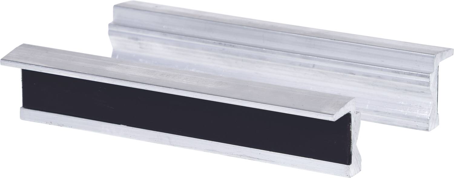 Zwei silberne Metallprofile mit schwarzem Einsatz, parallel zueinander. Das Material scheint robust und funktional zu sein.