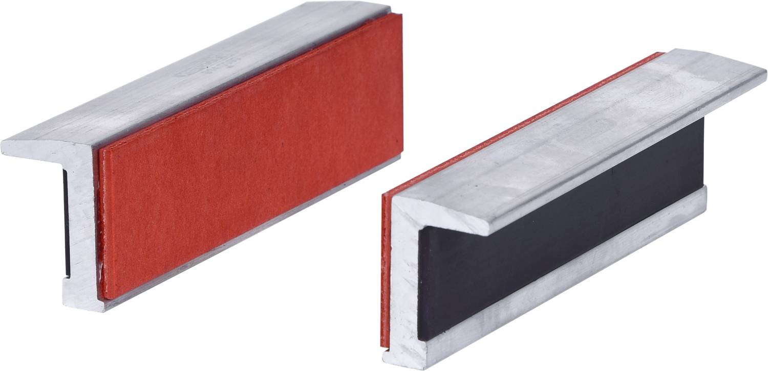 Zwei Industrie-Metallteile mit rot und schwarz gefärbten Mittelstreifen, zeigen unterschiedliche Oberflächenmaterialien.