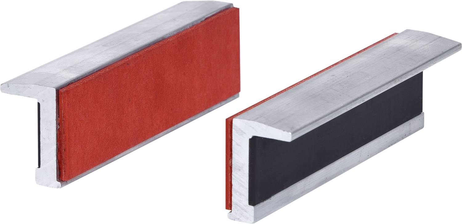 Zwei Bauteile aus Metall mit rechteckiger Form, eines mit roter und das andere mit schwarzer Oberfläche, parallel zueinander angeordnet.