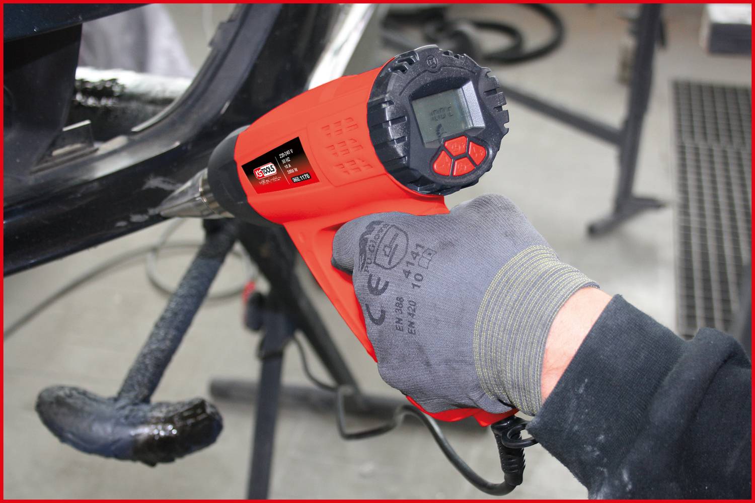 Eine Person hält ein Infrarot-Thermometer auf ein Fahrradteil gerichtet, möglicherweise zur Temperaturmessung während der Reparatur.