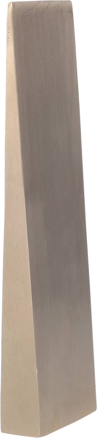 Ein länglicher, stehender, keilförmiger Gegenstand aus Metall mit einer glatten Oberfläche.