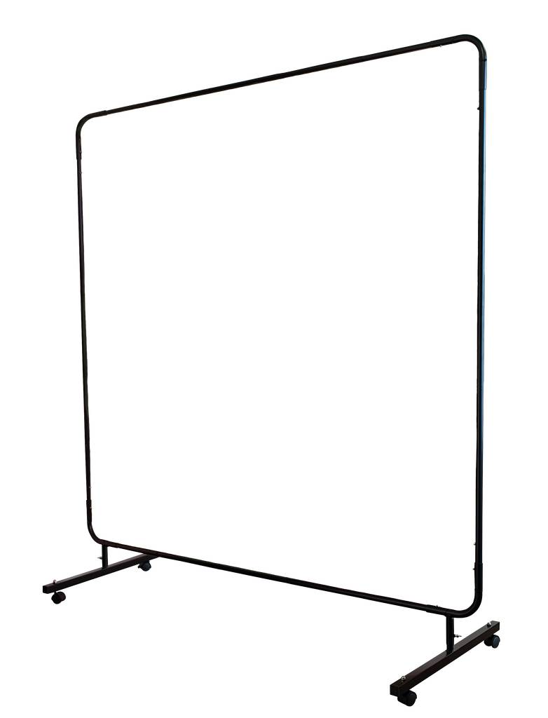 Ein schwarzer, rollbarer Kleiderständer mit rechteckigem Rahmen. Ideal zum Aufhängen von Kleidung in Geschäften oder auf Messen.