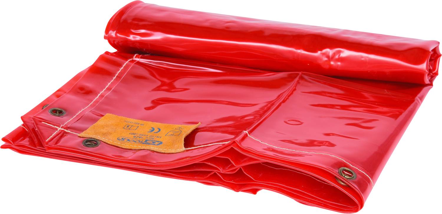 Rote, zusammengefaltete und teilweise aufgerollte Plane aus festem Material mit verstärkten Rändern und Ösen zur Befestigung.