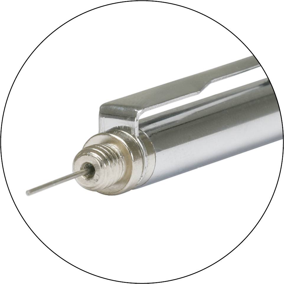 Nahaufnahme einer feinen Metallnadel, die aus einem schlanken, silberfarbenen Griff herausragt.