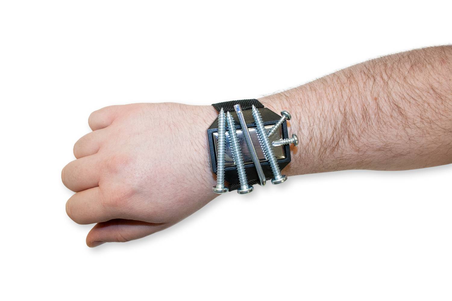 Hand mit Armband, das Schrauben hält.