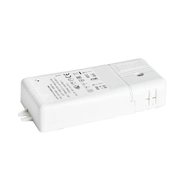 Weißes elektronisches Gerät mit Etiketten und Symbolen, das als LED-Treiber dient. Geeignet für LED-Leuchten, mit CE-Kennzeichnung.