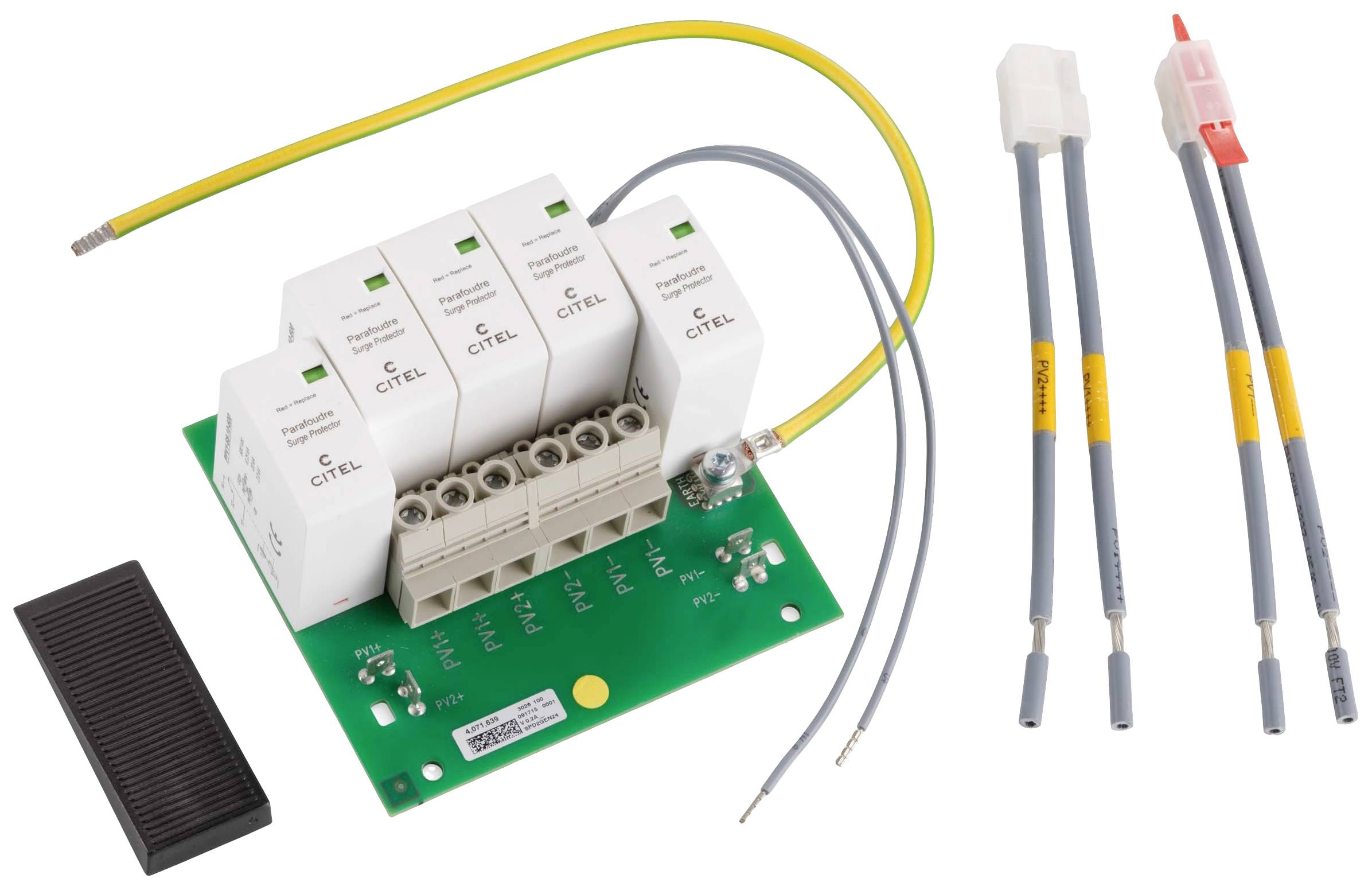 Überspannungsschutzmodul mit vier Steckplätzen, angeschlossenen Kabeln und Zubehörteilen. Dient zum Schutz elektrischer Systeme.
