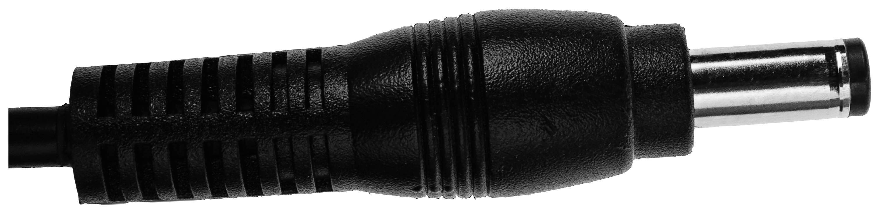 Ein schwarzer DC-Netzstecker mit Rippen am Steckergehäuse, geeignet für elektronische Geräteanschlüsse.