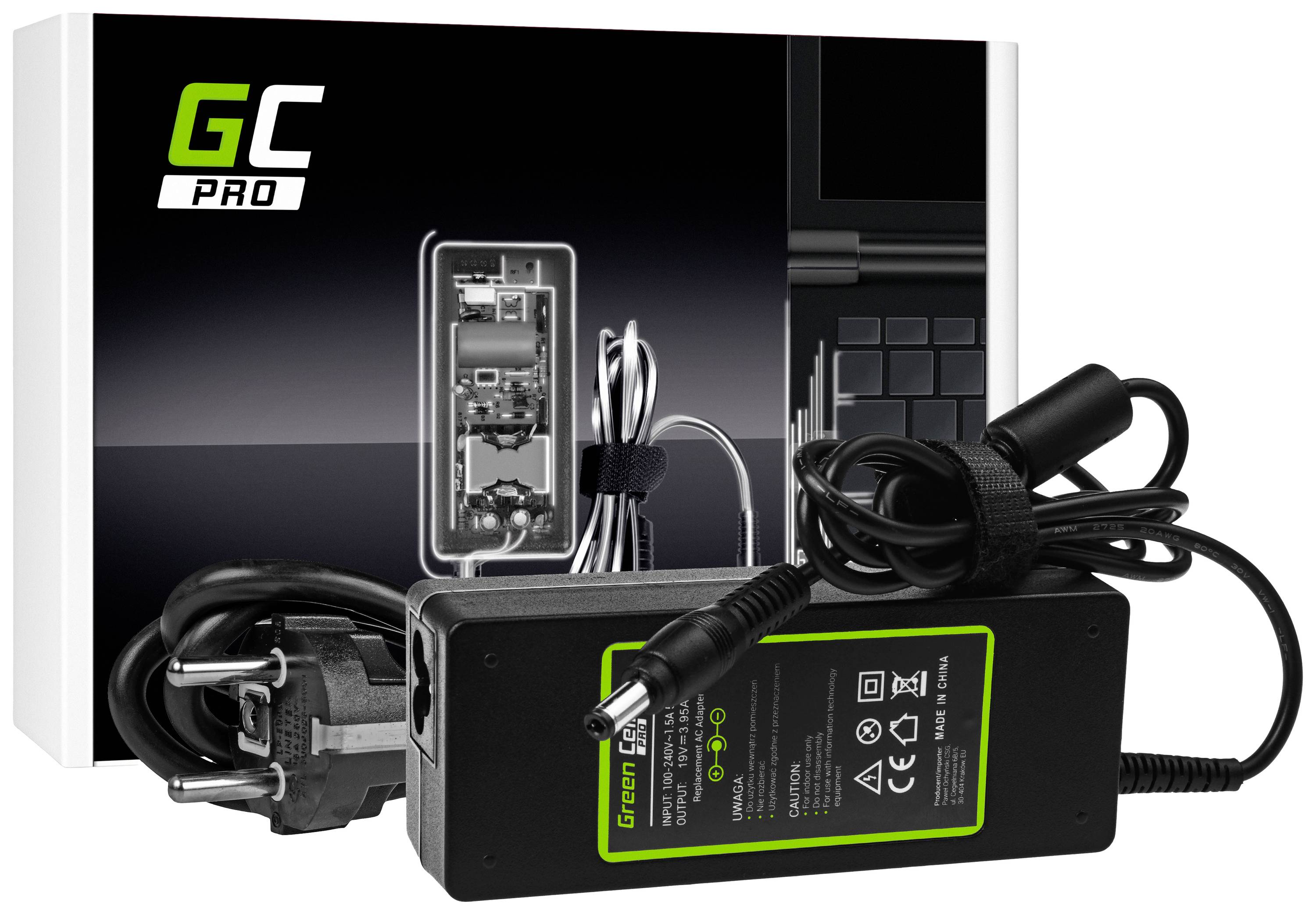 Ein schwarzes Laptop-Netzteil, mit Kabel und Stecker, liegt vor seiner Verpackung. Die Verpackung zeigt technische Spezifikationen.