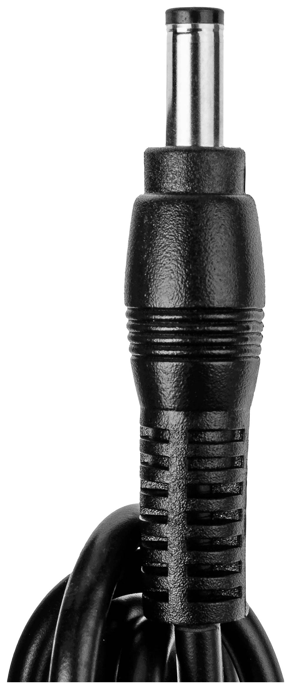 Schwarzer, zylindrischer Stecker mit Metallspitze und gerilltem Griff, Teil eines Elektronikanschlusses, vor weißem Hintergrund.