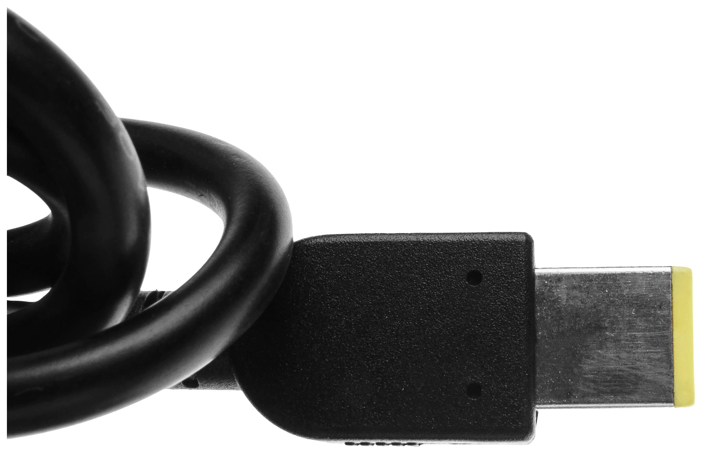 Schwarzes Kabel mit rechteckigem Stecker, Nahaufnahme. Der Stecker hat eine gelbe Spitze und wirkt robust. Konzentriert sich auf Verbindungselemente.