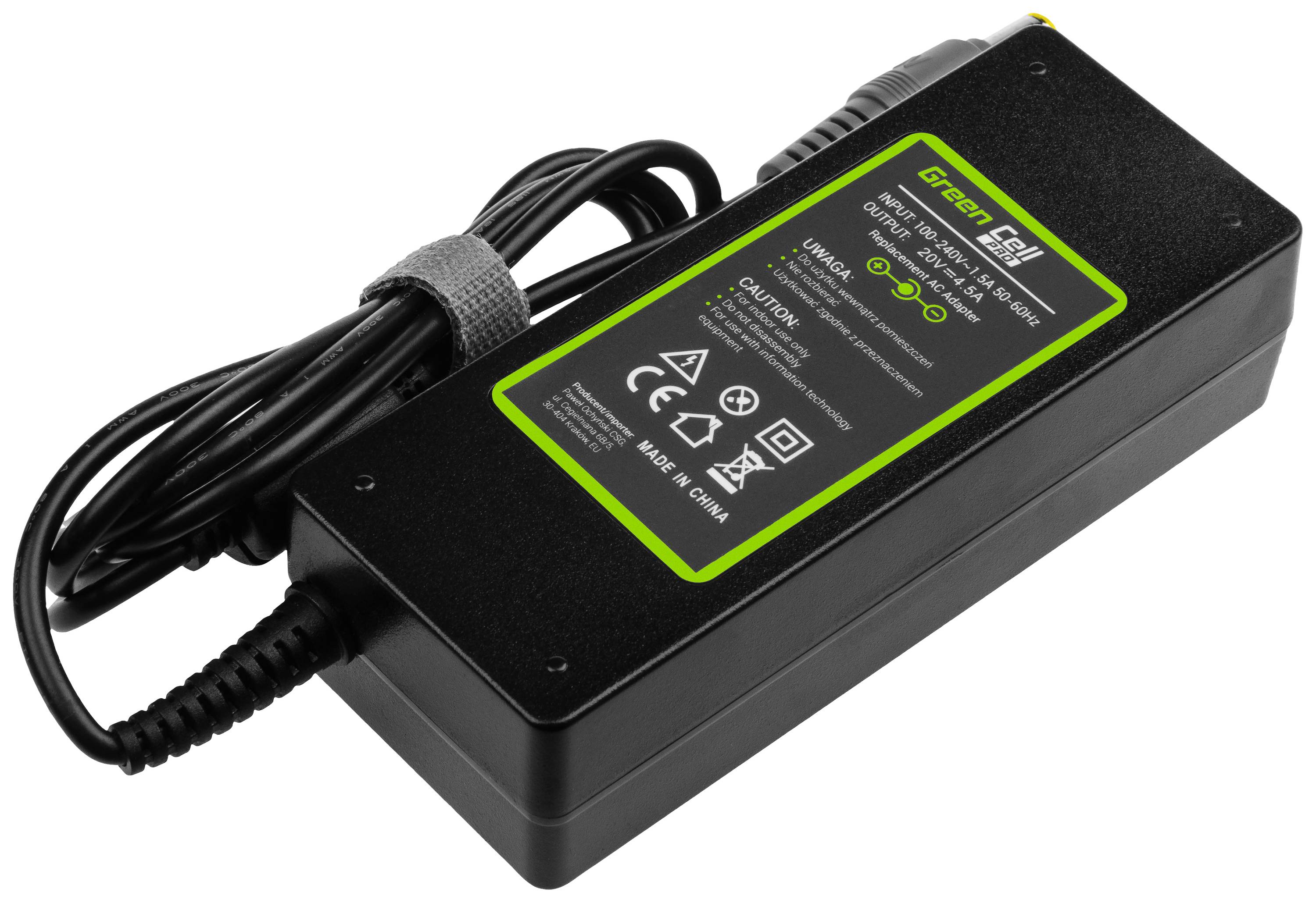 Schwarzes Netzteil mit Kabel, das technische Details und Sicherheitsinformationen auf dem Etikett zeigt. Markenname 'Green Cell'.