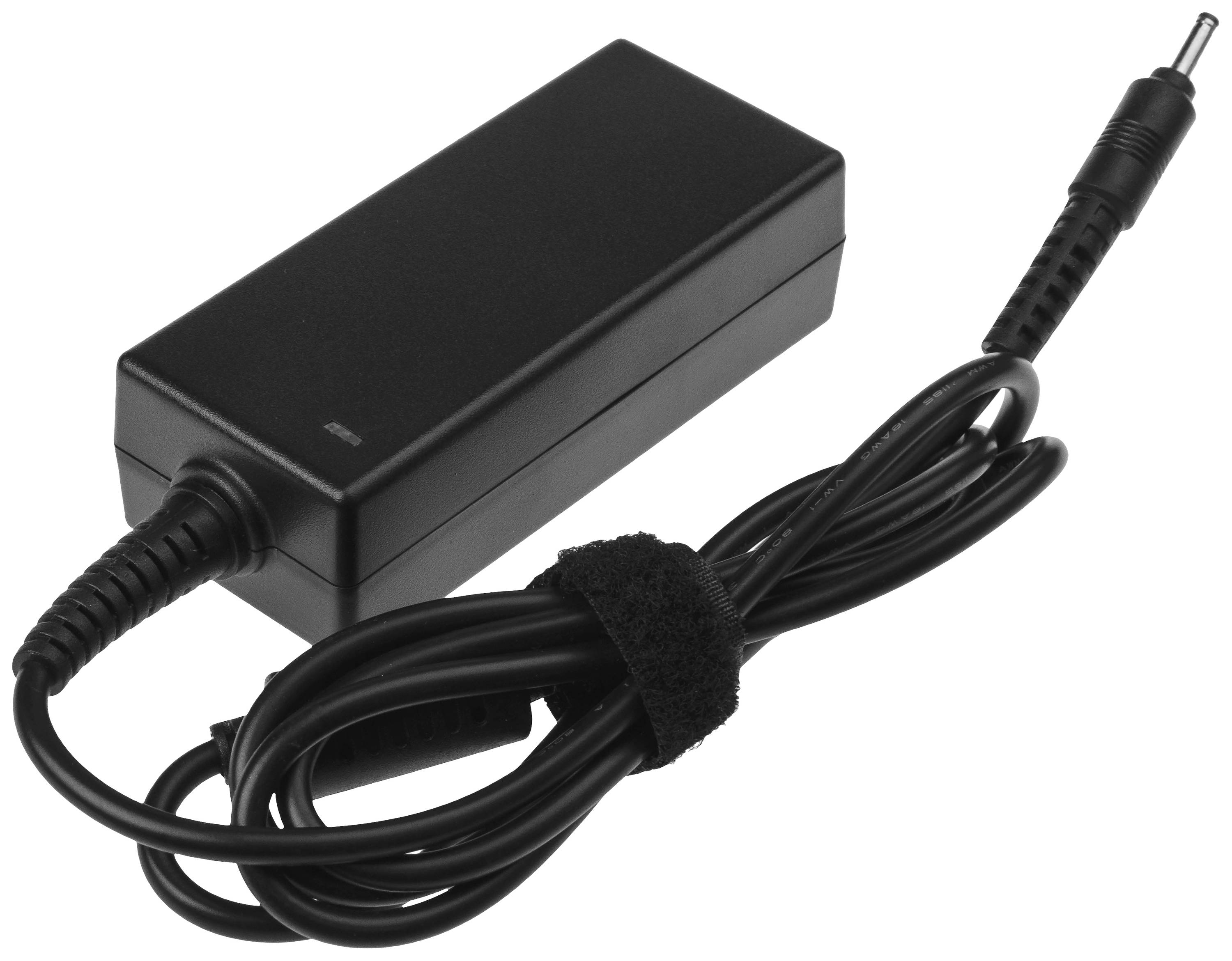 Ein schwarzes Netzteil für elektronische Geräte mit einem langen Kabel und Stecker, bereit zur Verbindung mit einem Laptop oder ähnlichem.