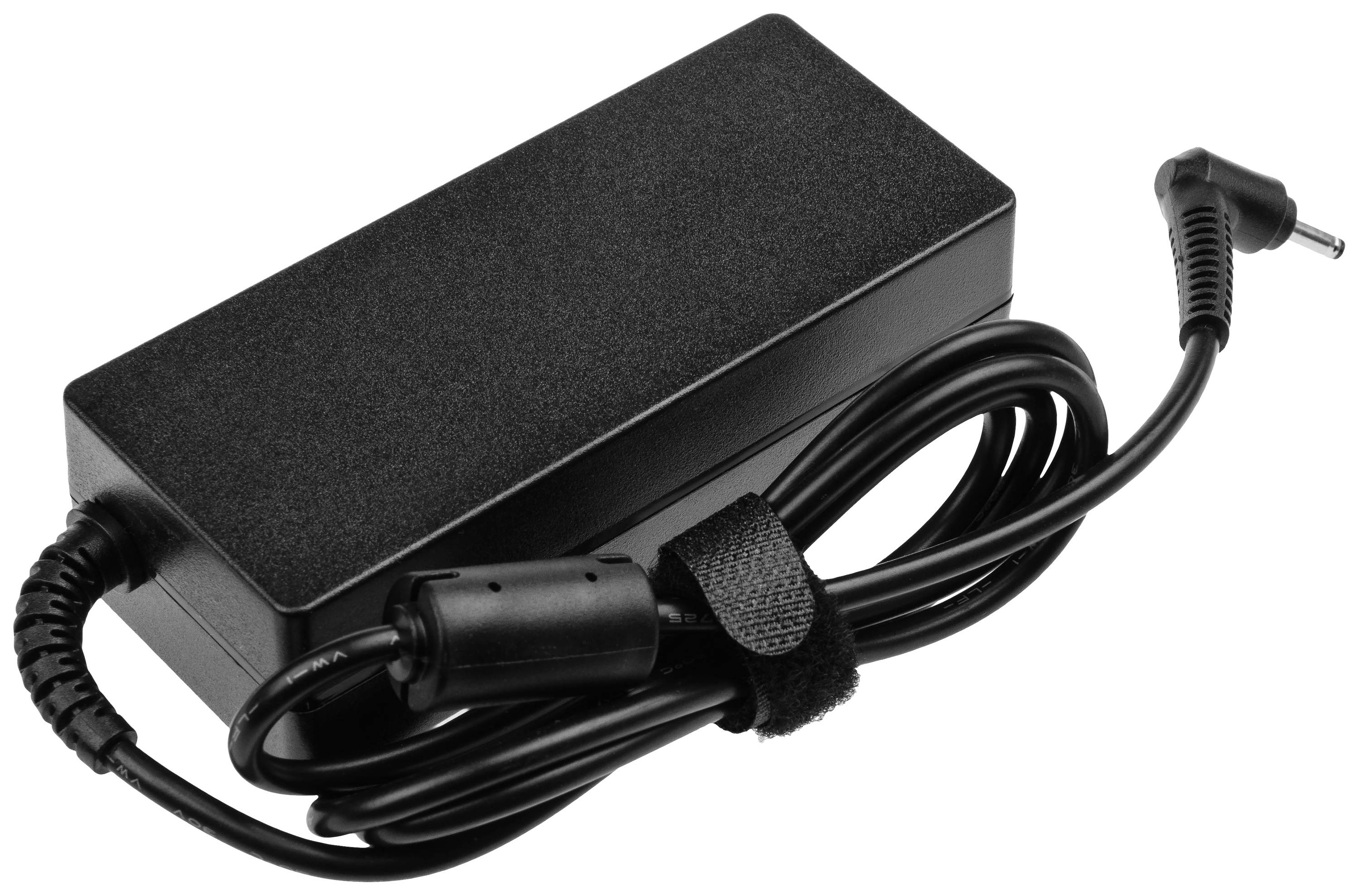 Ein schwarzes Laptop-Ladegerät mit einem rechteckigen Netzteil und einem langen Kabel mit Winkelstecker, zur Stromversorgung von Geräten.