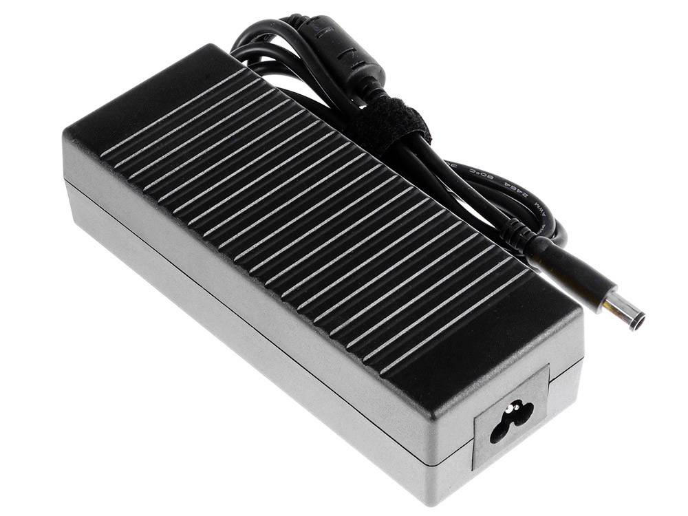 Ein rechteckiges schwarzes Netzteil mit angeschlossenem Stromkabel.