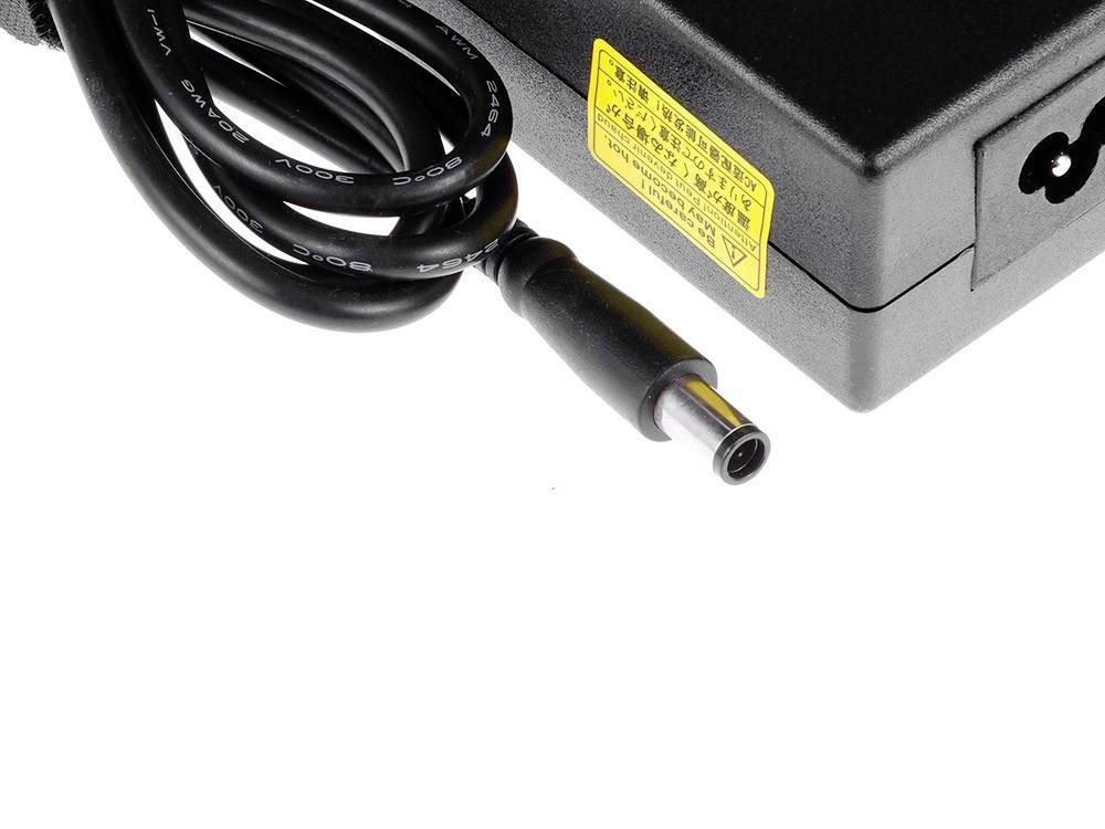 Schwarzes Netzteil mit Kabel und Stecker, gelbes Etikett mit technischen Daten. Verwendet zum Laden oder Betreiben elektronischer Geräte.