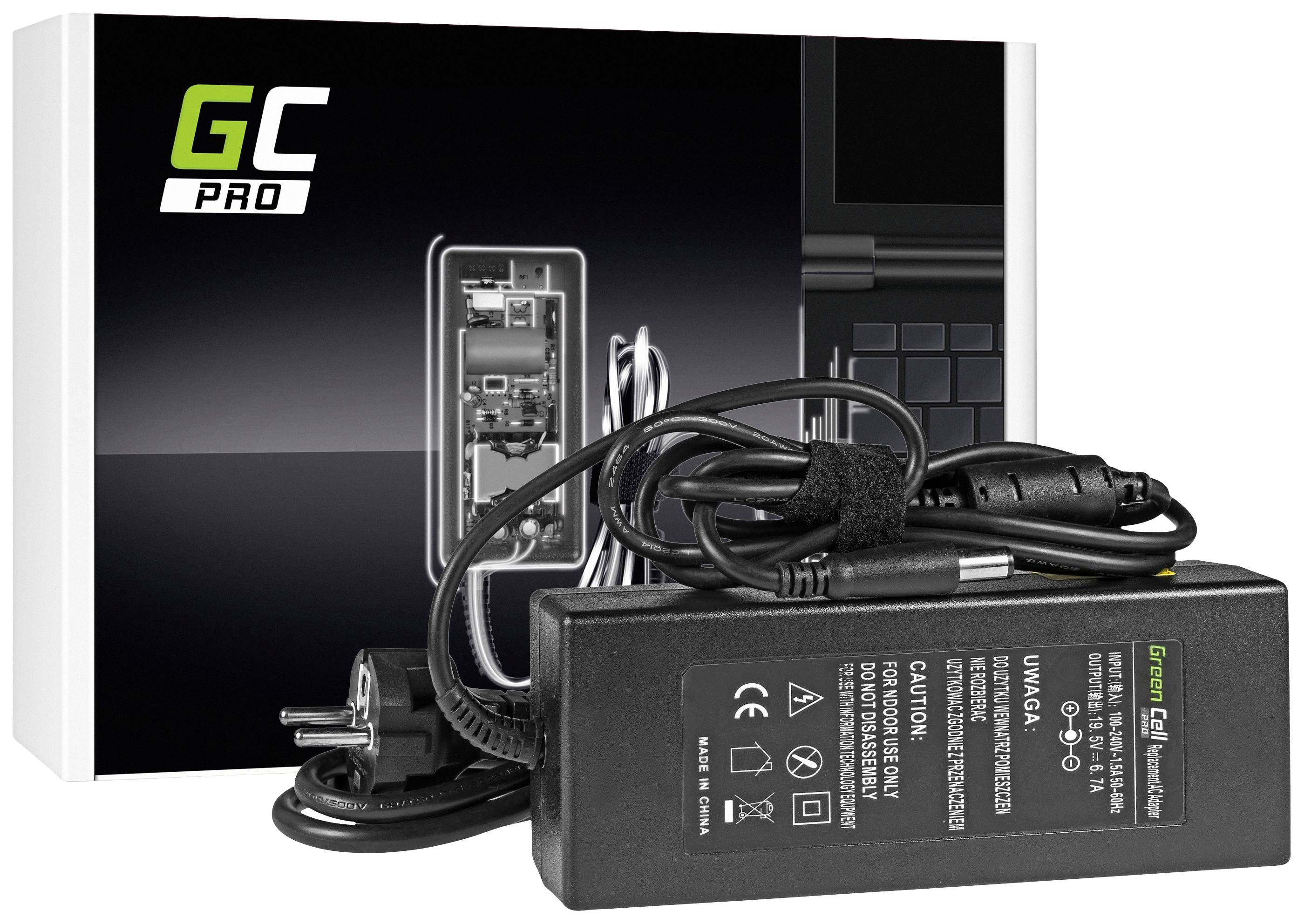 Ein Laptop-Netzteil mit Kabel und Stecker liegt vor einer Verpackung mit der Aufschrift 'GC PRO'.