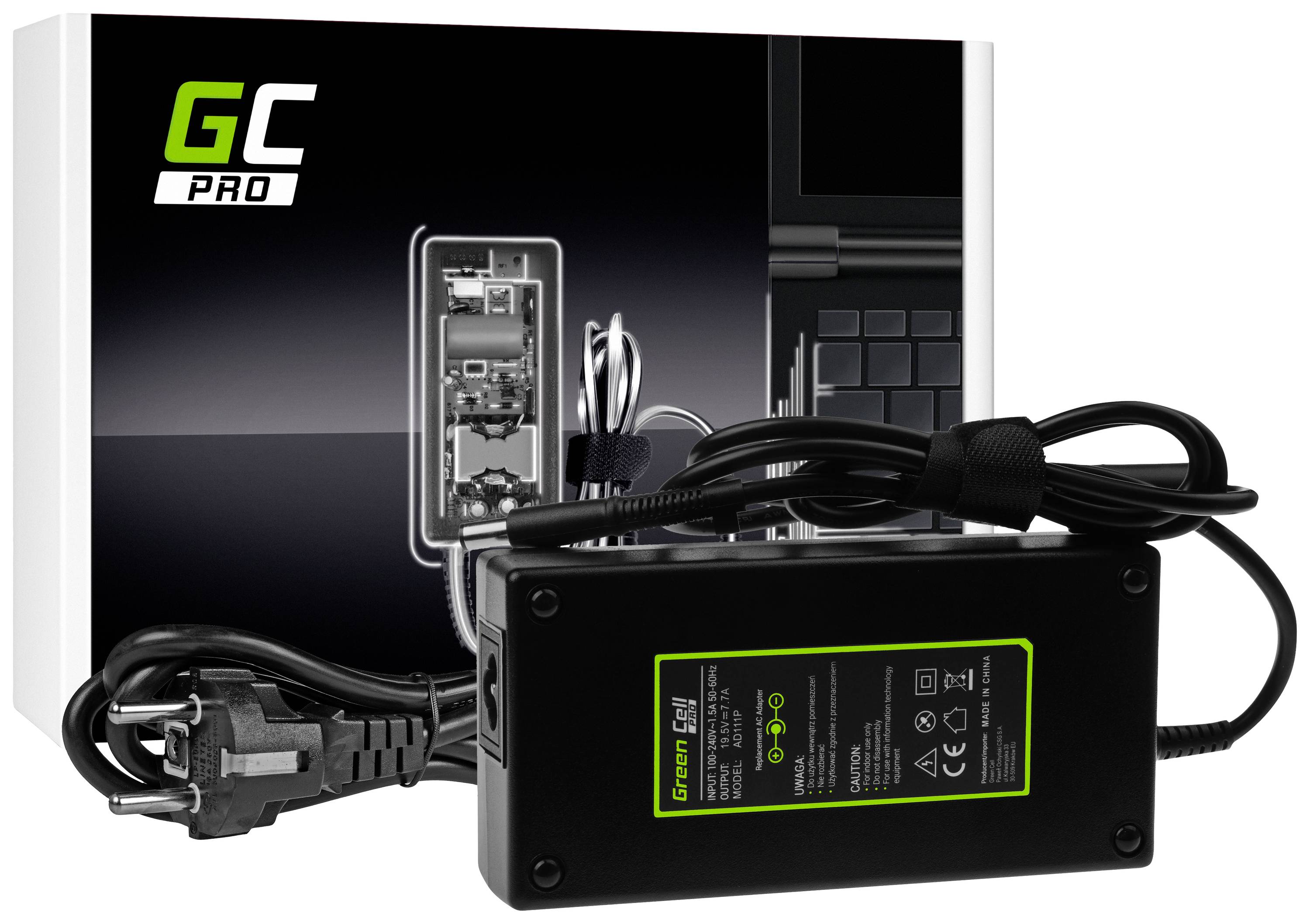 Schwarzes Laptop-Ladegerät mit Kabel, im Vordergrund, vor einer Verpackung mit technischem Diagramm und 'GC PRO'-Aufschrift.