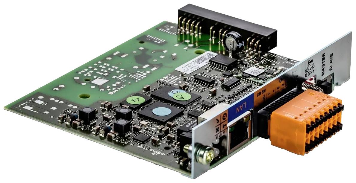 Elektronische Platine mit verschiedenen Chips und Anschlüssen, darunter ein orangefarbener Steckverbinder auf der rechten Seite.