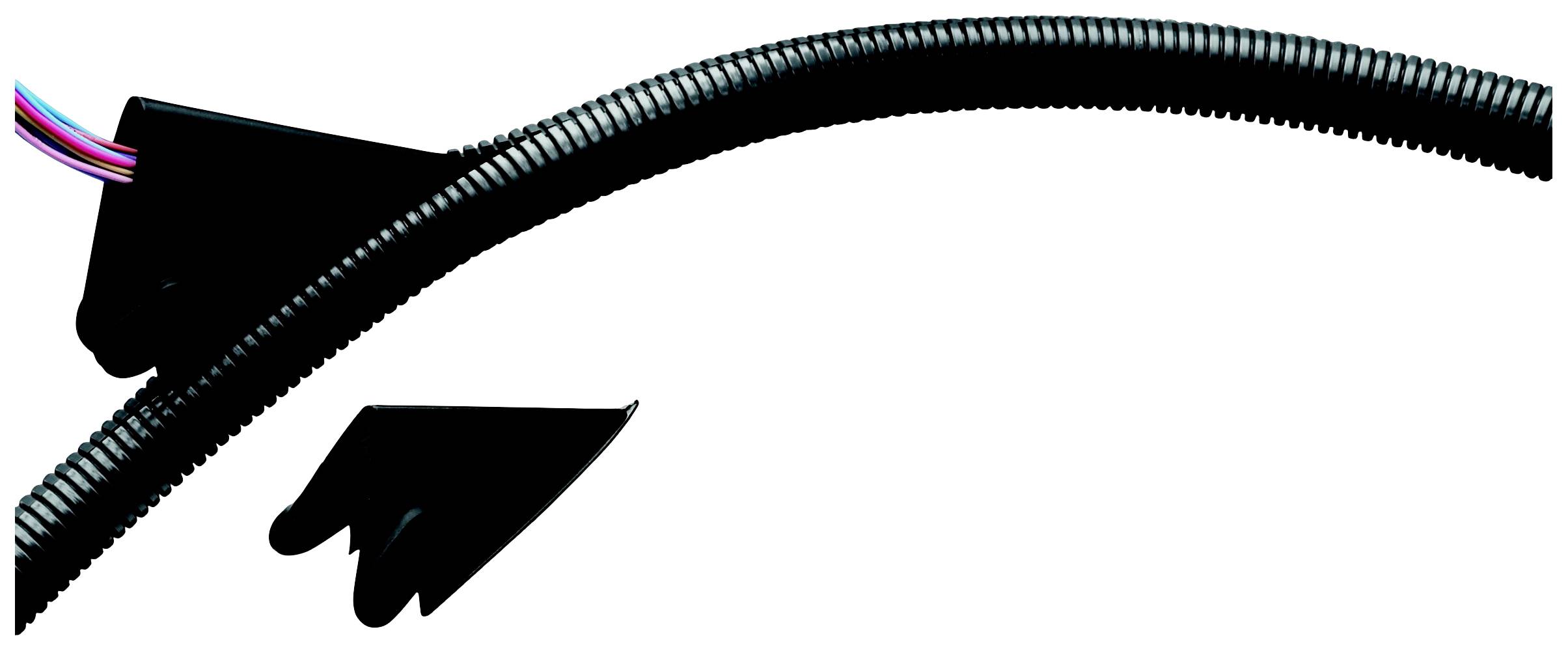 Ein gewellter Kabelschlauch schützt mehrere farbige Drähte. Der Schlauch ist flexibel und bietet Kabelschutz.